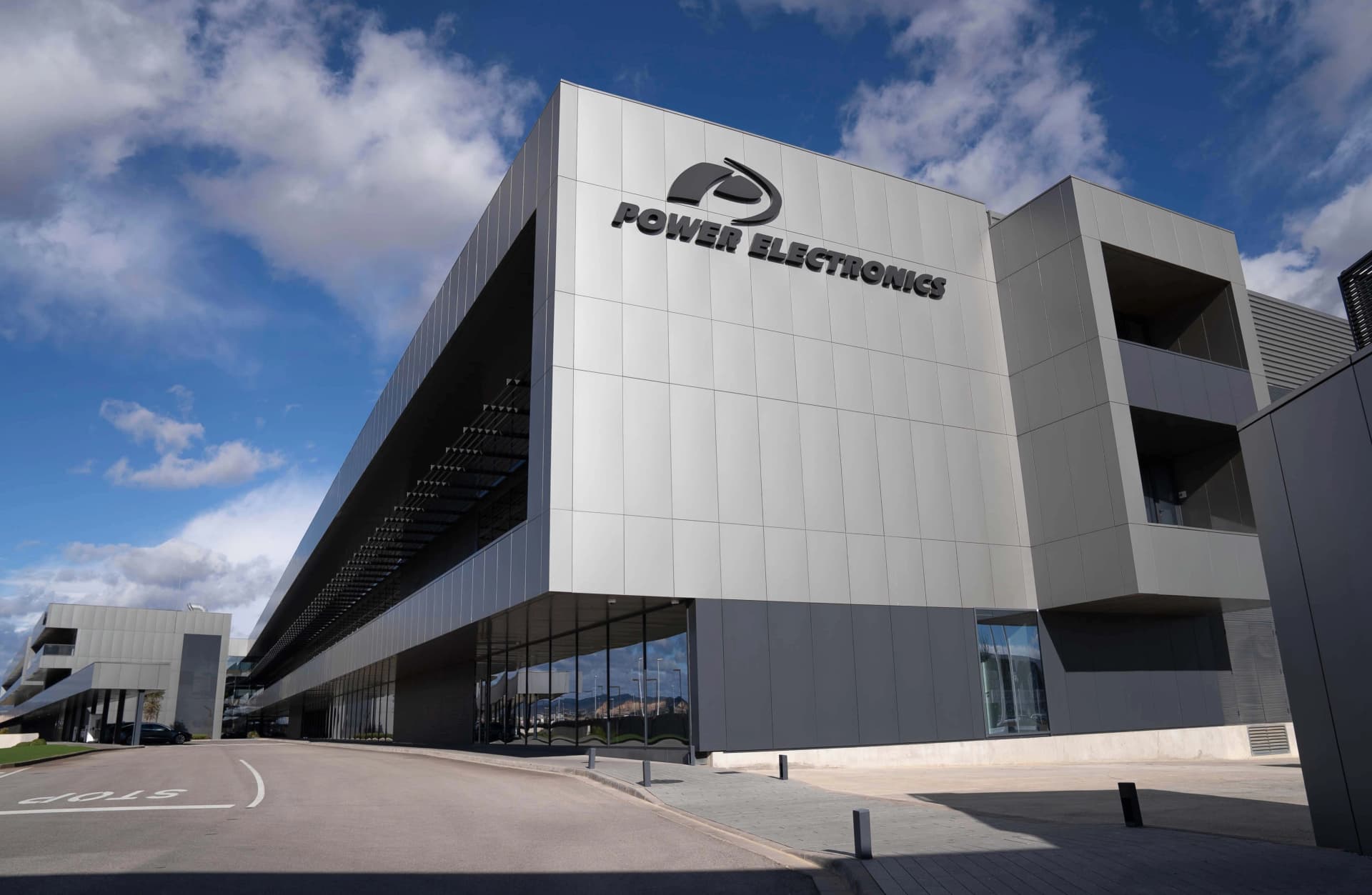 Power Electronics surpasses €1.3 billion in revenue in 2025 and strengthens its leadership position in the U.S. market
