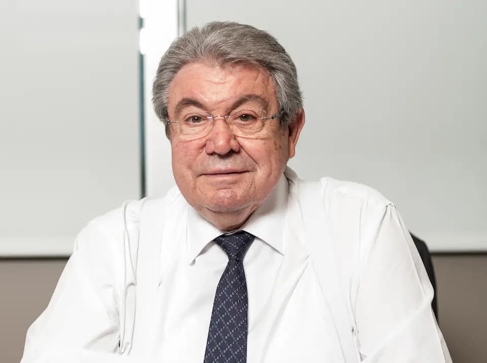 Personas caminando en la entrada de power